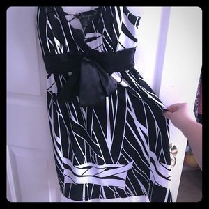 Sz SM white and black dress with bow